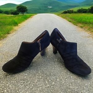 Clarks Artisan Booties 10M Womens Black Suede Heeled Zippered Comfort Shoes
